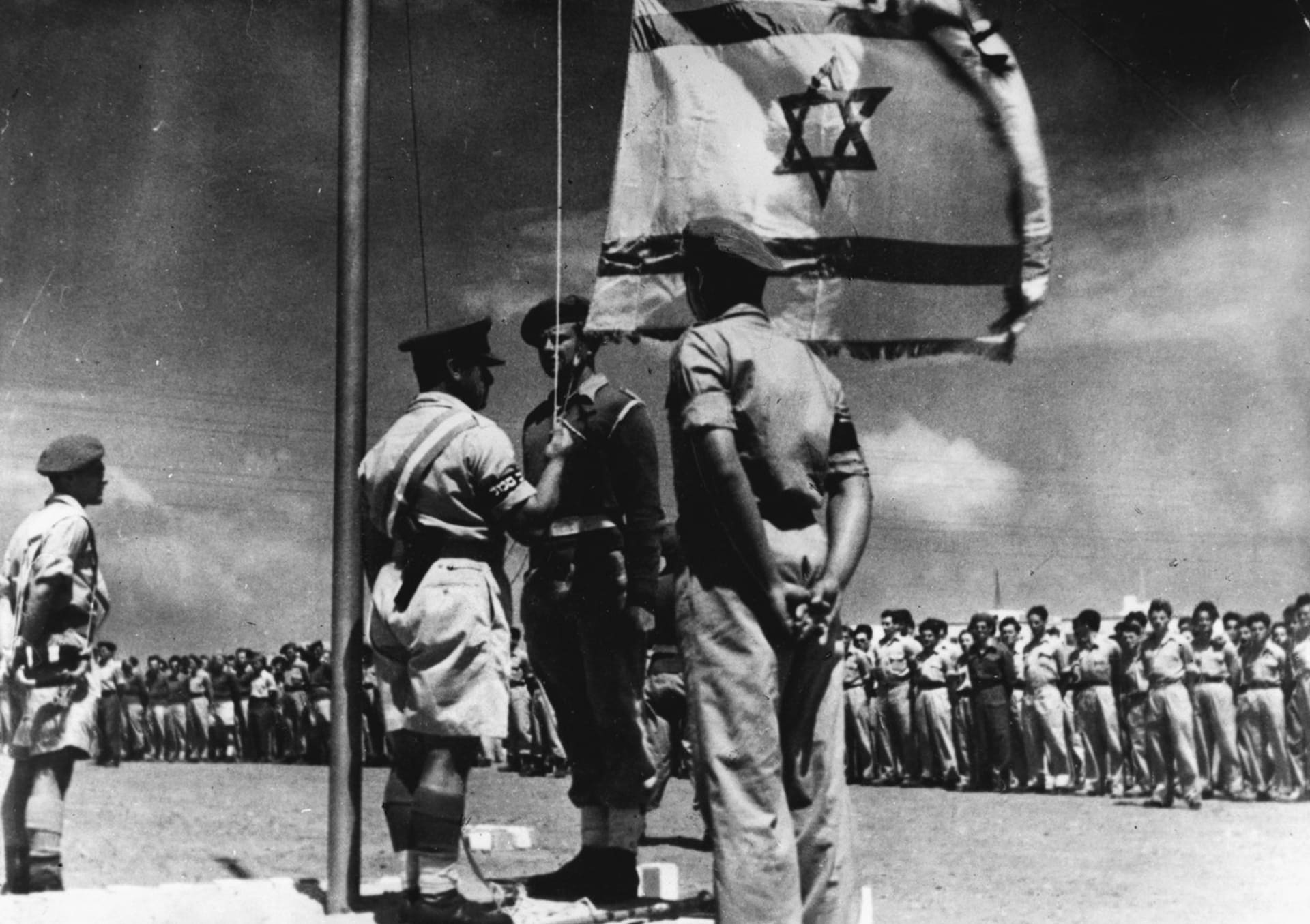 Vztyčování izraelské vlajky na vojenské základně (červen 1948)