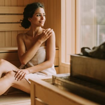 Do sauny většinou míříme v zimě, ale i v teplých měsících přináší spoustu benefitů.