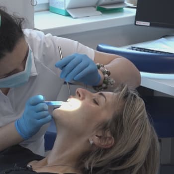 Lidé na mnoha místech v Česku mají problém sehnat zubaře.