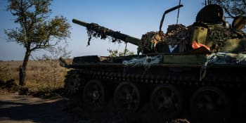 Přestárlé tanky i Stalinovy houfnice. Rusko posílá vojáky na frontu s historickou výbavou