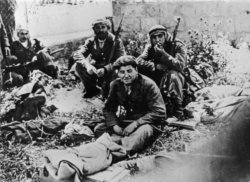 Skupina ozbrojených Arabů v Jeruzalémě 15. května 1948