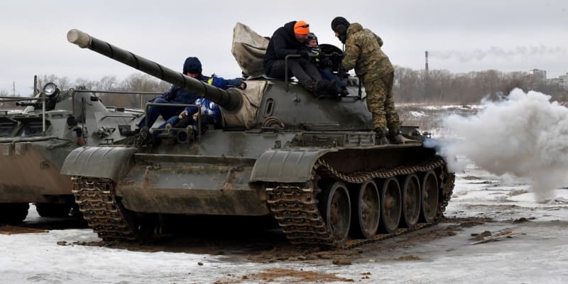 Rusové přišli na Ukrajině o tisíce kusů své vojenské techniky. Tu se snaží doplnit starými kusy.
