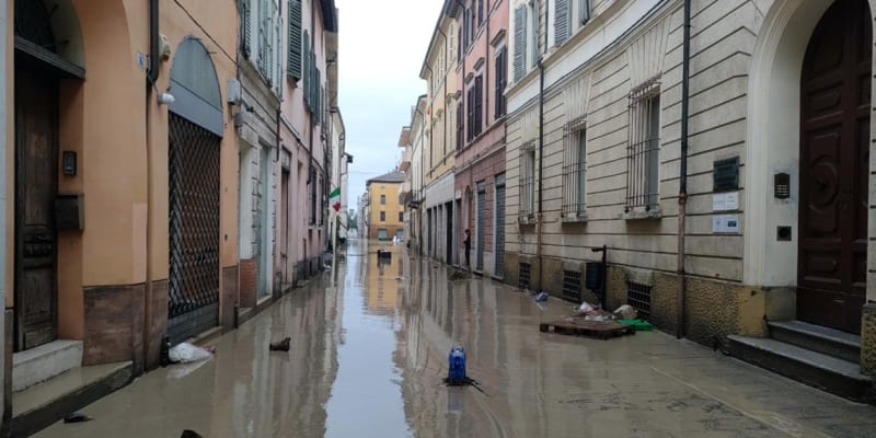 Mnohá města v severní a střední Itálii jsou pod vodou.