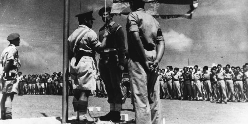 Vztyčování izraelské vlajky na vojenské základně (červen 1948)