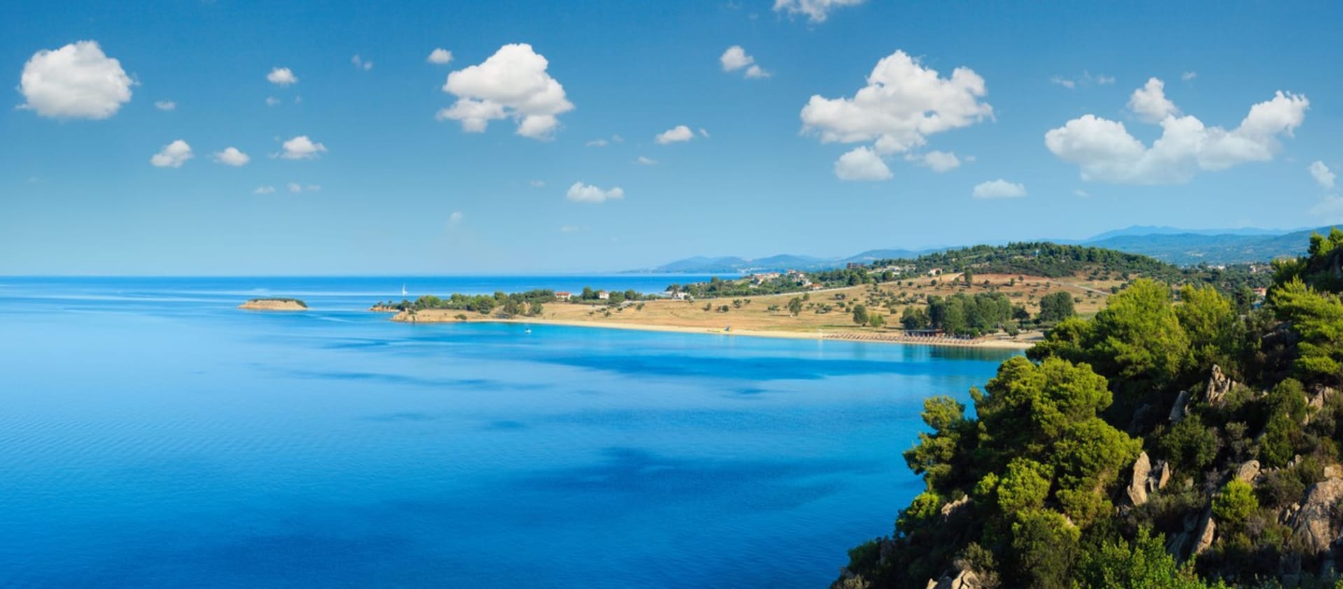Řecko dlouhodobě patří mezi jednu z nejoblíbenějších destinací pro letní dovolenou. Za zájmem stojí zejména vyhlášené ostrovy, krásné moře i příjemné teploty.