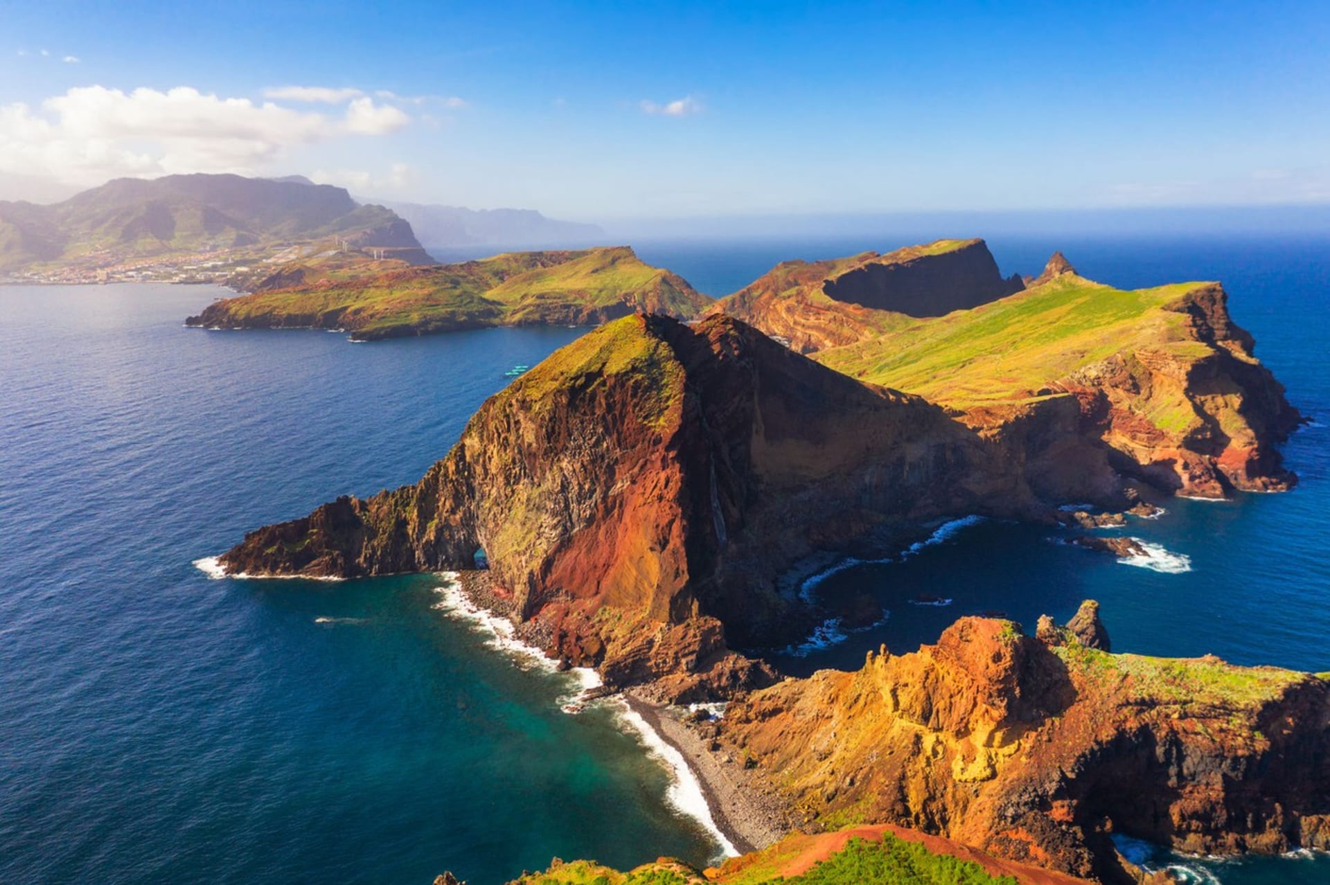 Madeiře se přezdívá ostrov věčného jara. I ona se letos stala Čechy vyhledávanou destinací pro letní dovolenou. 
