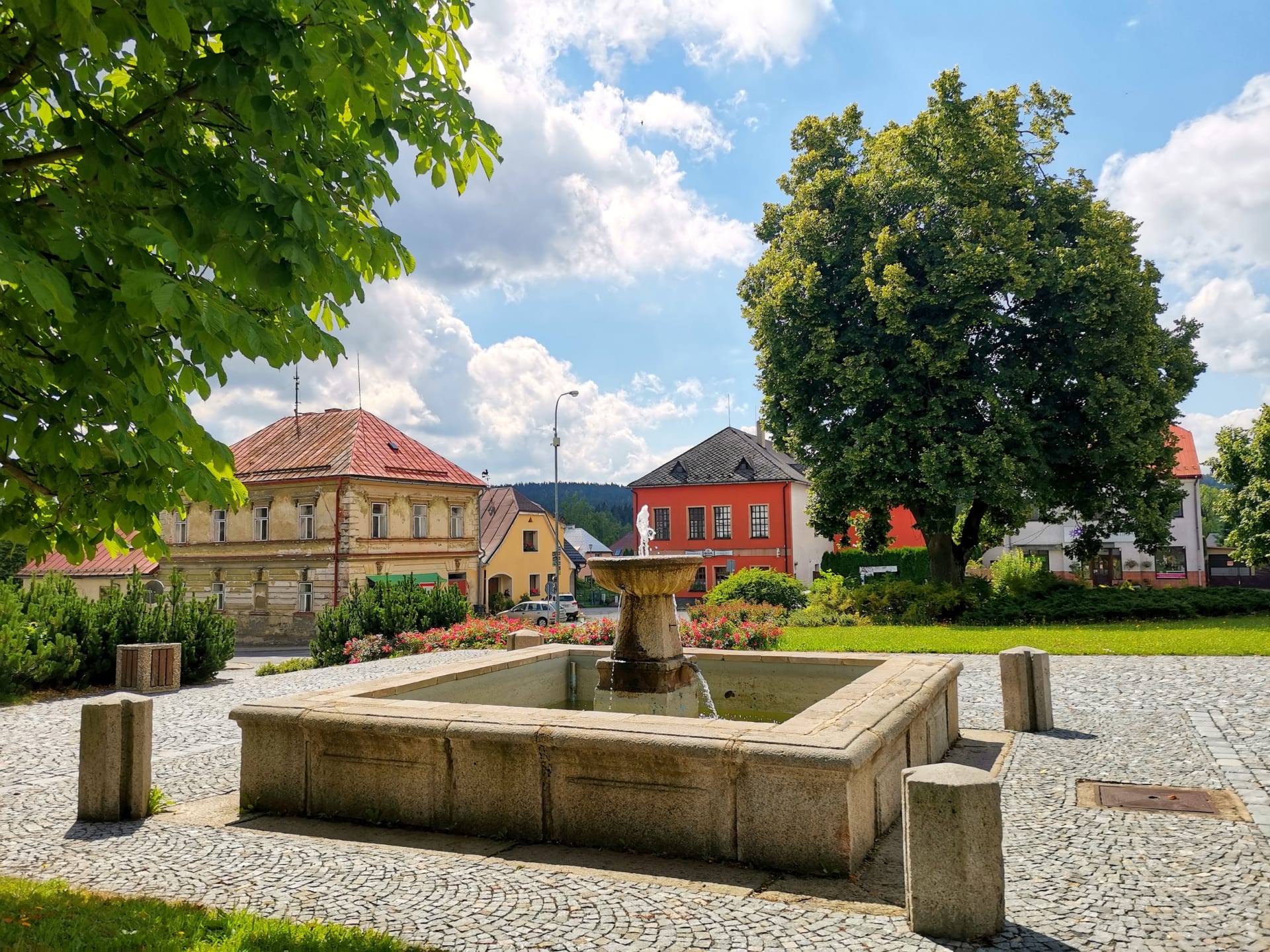 Ve Svratce, kudy prochází historická hranice Čech a Moravy, můžete obdivovat nejen původní architekturu, ale také krásnou přírodu
