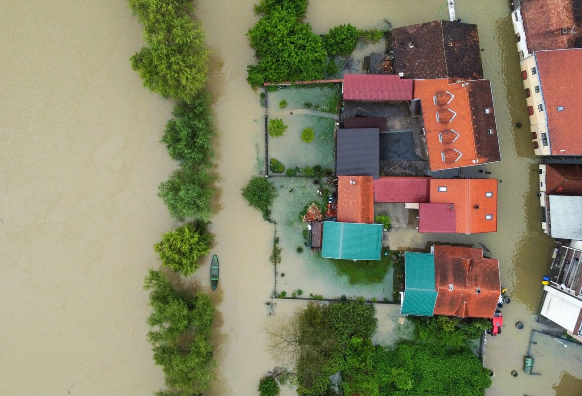 Letecký snímek pořízený 17. května 2023 ukazuje zaplavené domy v blízkosti řeky Uny v chorvatské Kostajnici.