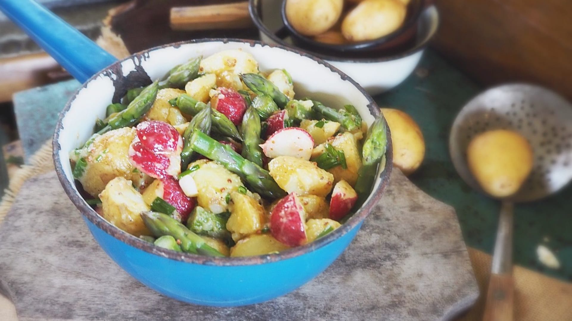 Jarní bramborový salát se zeleným chřestem a ředkvičkami