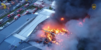 Velký požár prodejny Hecht v Tehovci způsobilo vznícení akumulátoru. Škoda činí 60 milionů