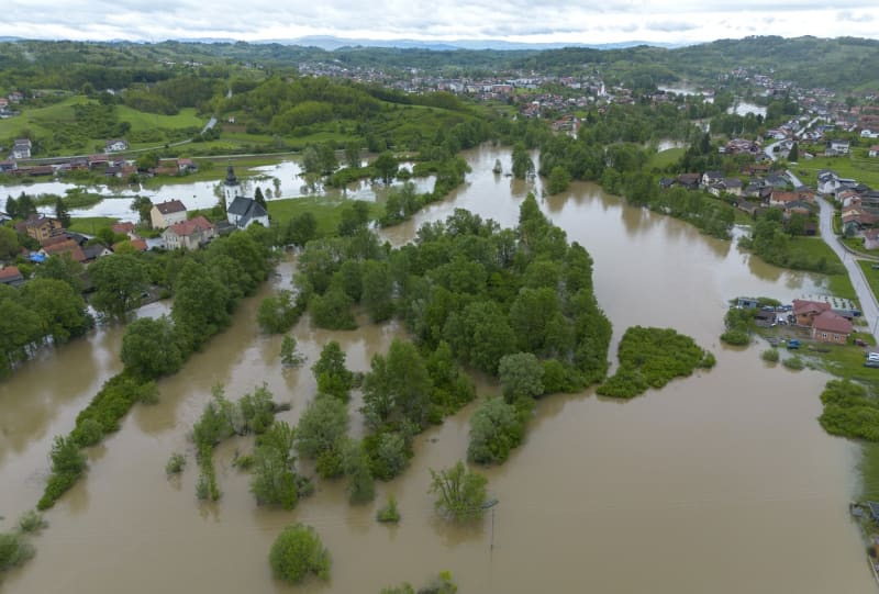 Povodně v Chorvatsku zaplavily řadu domů.
