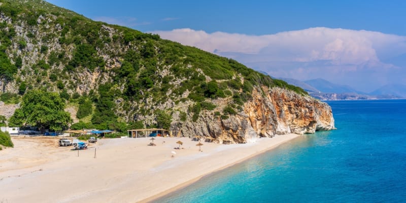Pokud si chcete užít dovolenou bez davů turistů a dlouhých front, Albánie je správnou volbou. Nabízí odpočinek u moře i zážitky v horách.