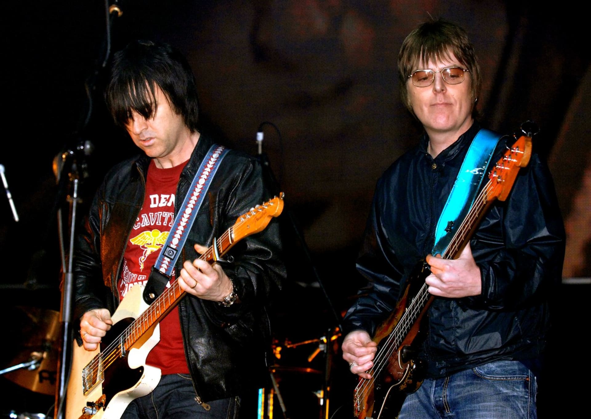 Baskytarista skupiny The Smiths Andy Rourke (vpravo) a bývalý člen kapely Johnny Marr