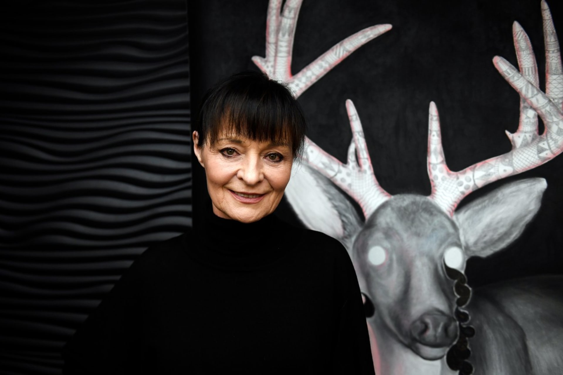 Módní návrhářka Liběna Rochová na tiskové konferenci k televiznímu dokumentu Krása na prodej (2021)