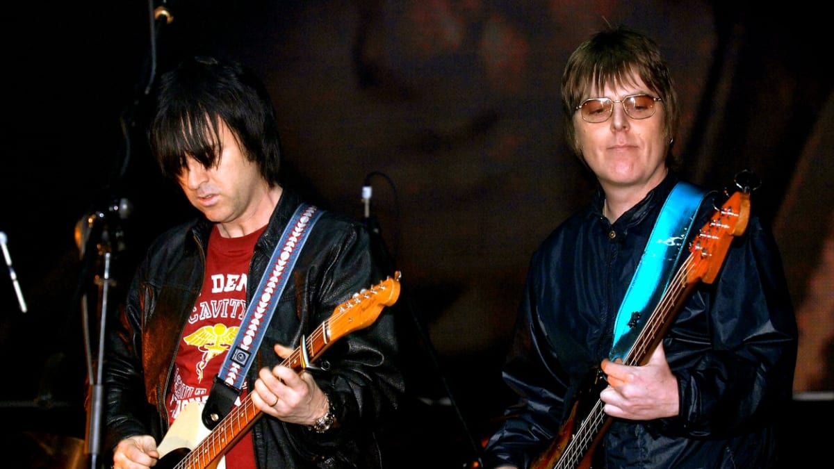 Baskytarista skupiny The Smiths Andy Rourke (vpravo) a bývalý člen kapely Johnny Marr