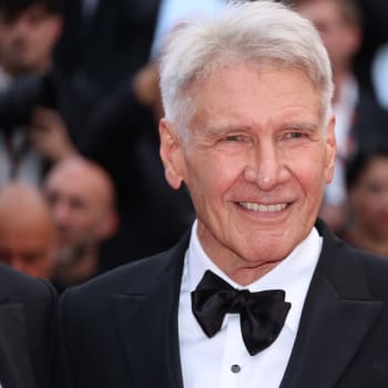 Harrison Ford na červeném koberci rozdával úsměvy. 