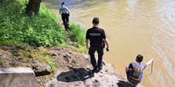 Hrůza ve Stropkově: Čtyřletou holčičku strhl silný proud. Řeku prohledají hasiči i policisté