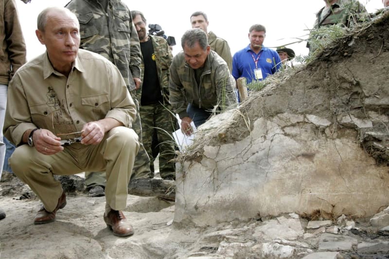 Vykopávky záhdné pevnosti Por-Bažin v roce 2007 navštívil i Vladimir Putin