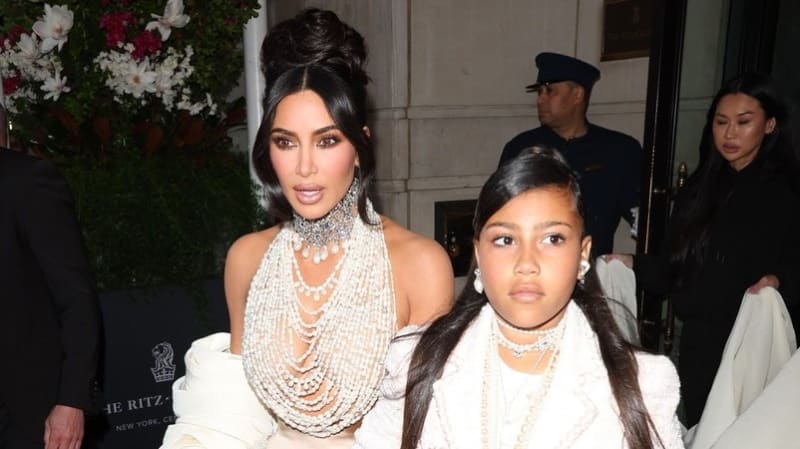 Kim Kardashian s dcerou North na Met Gala 2023.