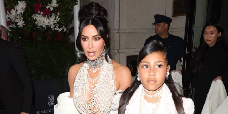 Kim Kardashian s dcerou North na Met Gala 2023.  