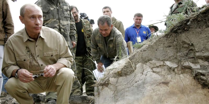 Vykopávky záhdné pevnosti Por-Bažin v roce 2007 navštívil i Vladimir Putin