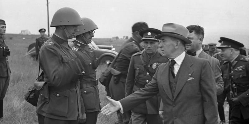 Prezident Edvard Beneš v červnu 1938  při prohlídce teritoriální protiletecké obrany
