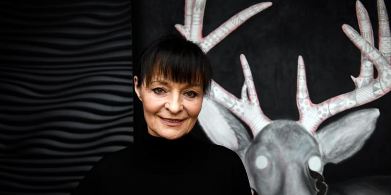Módní návrhářka Liběna Rochová na tiskové konferenci k televiznímu dokumentu Krása na prodej (2021)