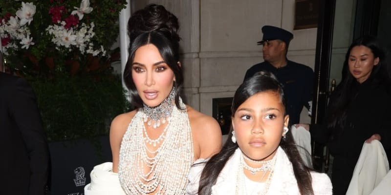 Kim Kardashian s dcerou North na Met Gala 2023.