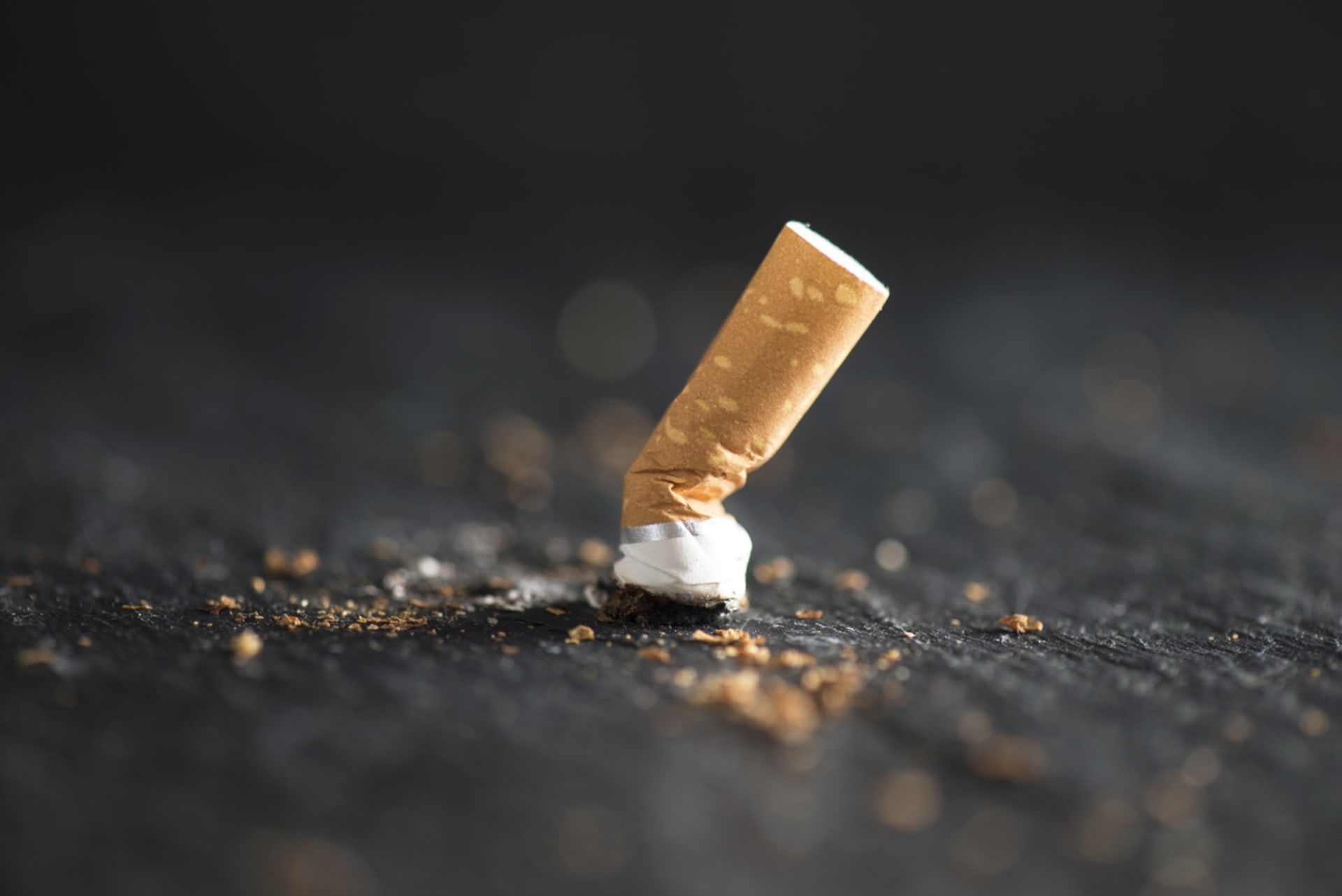 Cigaretové nedopalky jsou podle vědců nebezpečný odpad