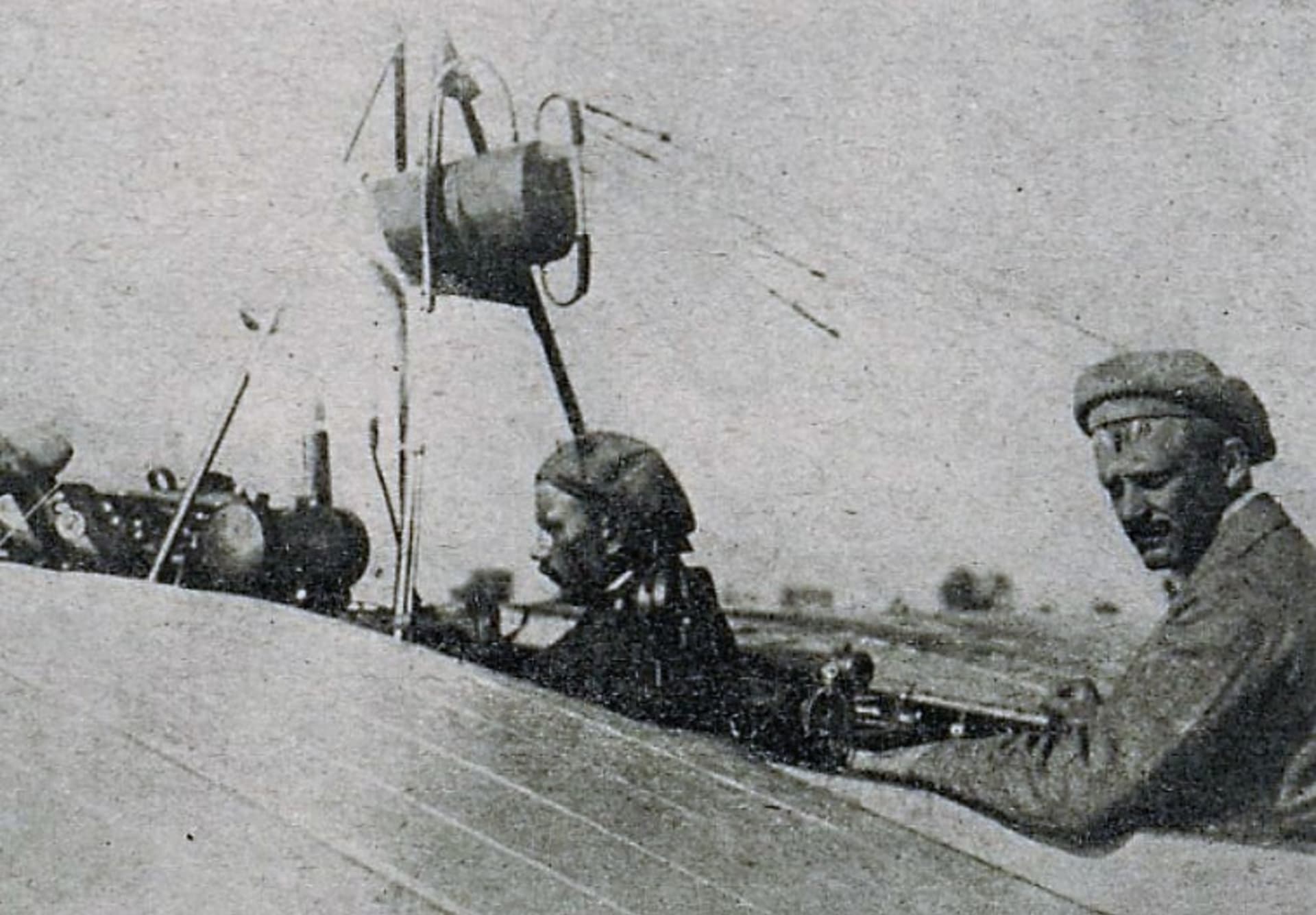 Jan Kašpar na svém stroji s bratrancem Čihákem. Z knihy Z dějin naší vzduchoplavby z roku 1927.