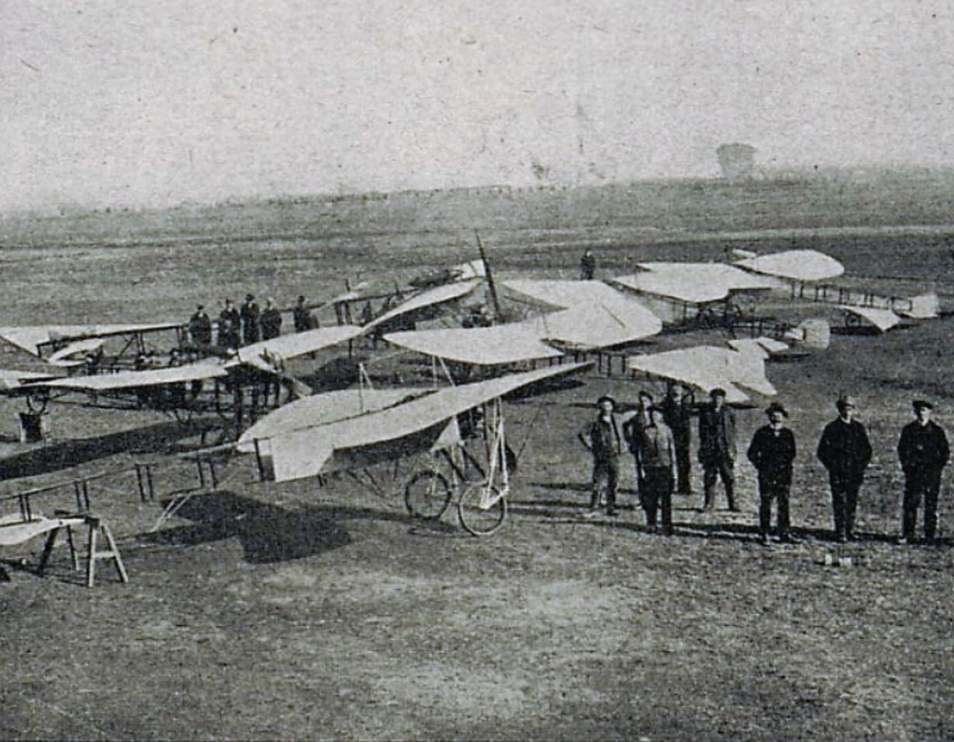 Letecká škola Jana Kašpara v Pardubicích v roce 1911. Z knihy Z dějin naší vzduchoplavby z roku 1927.