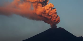 Mexický vulkán se probudil k životu. Záběry ukazují mocné výbuchy Popocatépetlu