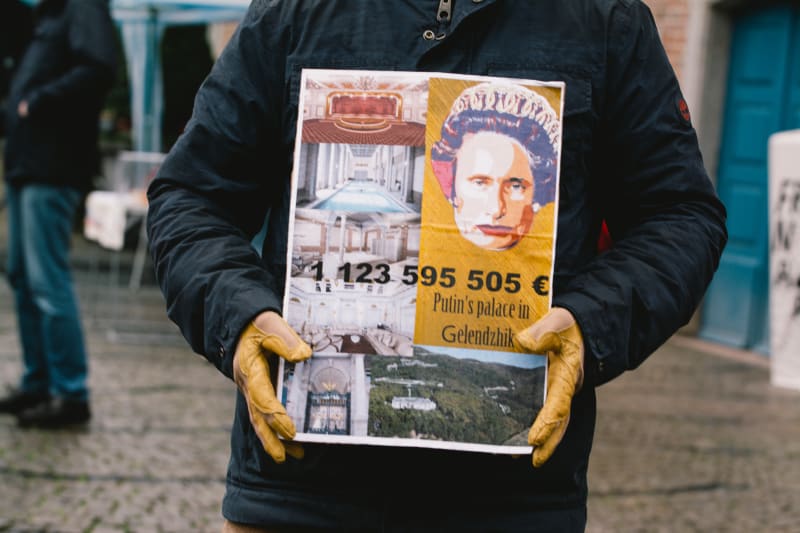 Protestující za propuštění Alexeje Navalného s fotografiemi údajného Putinova sídla (6. 2. 2021)