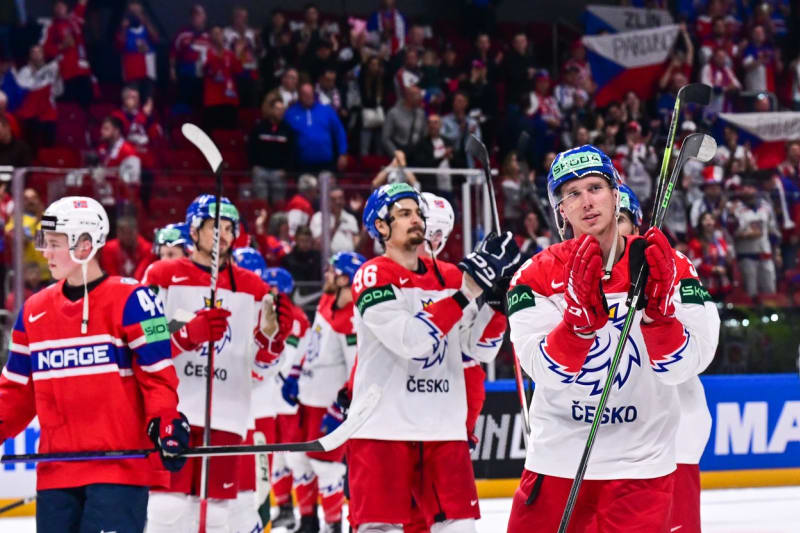 Čeští hokejisté po výhře nad Norskem 2:0 děkují fanouškům.