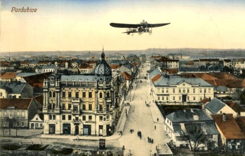 Jan Kašpar při dálkovém letu z Pardubic do Prahy v roce 1911. Dobová pohlednice.
