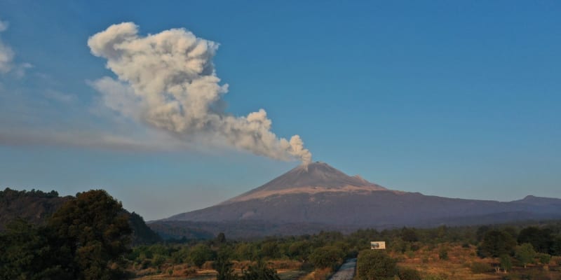 Sopka Popocatépetl v Mexiku se před několika dny opět probudila k životu, chrlila mračna popela.