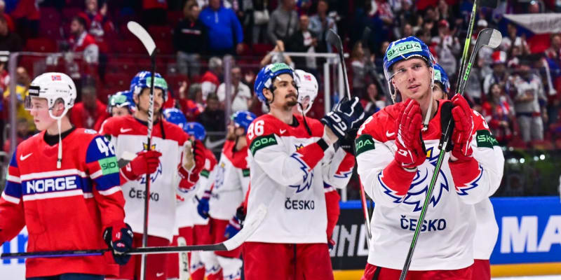 Čeští hokejisté po výhře nad Norskem 2:0 děkují fanouškům.