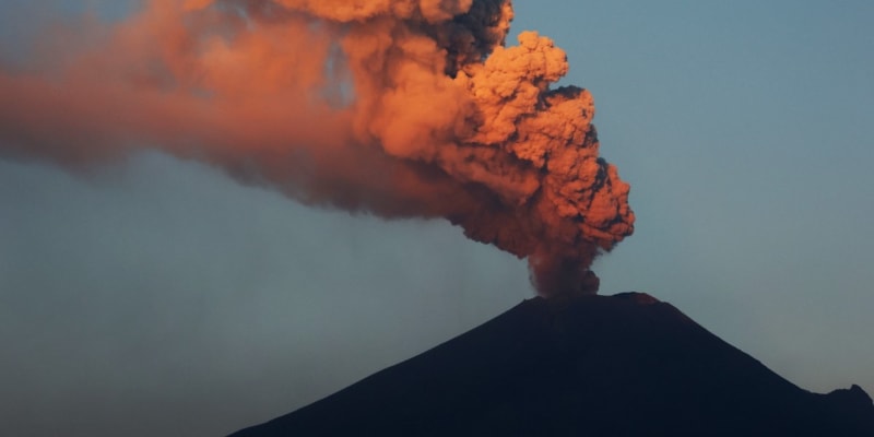 Sopka Popocatépetl v Mexiku se před několika dny opět probudila k životu, chrlila mračna popela.