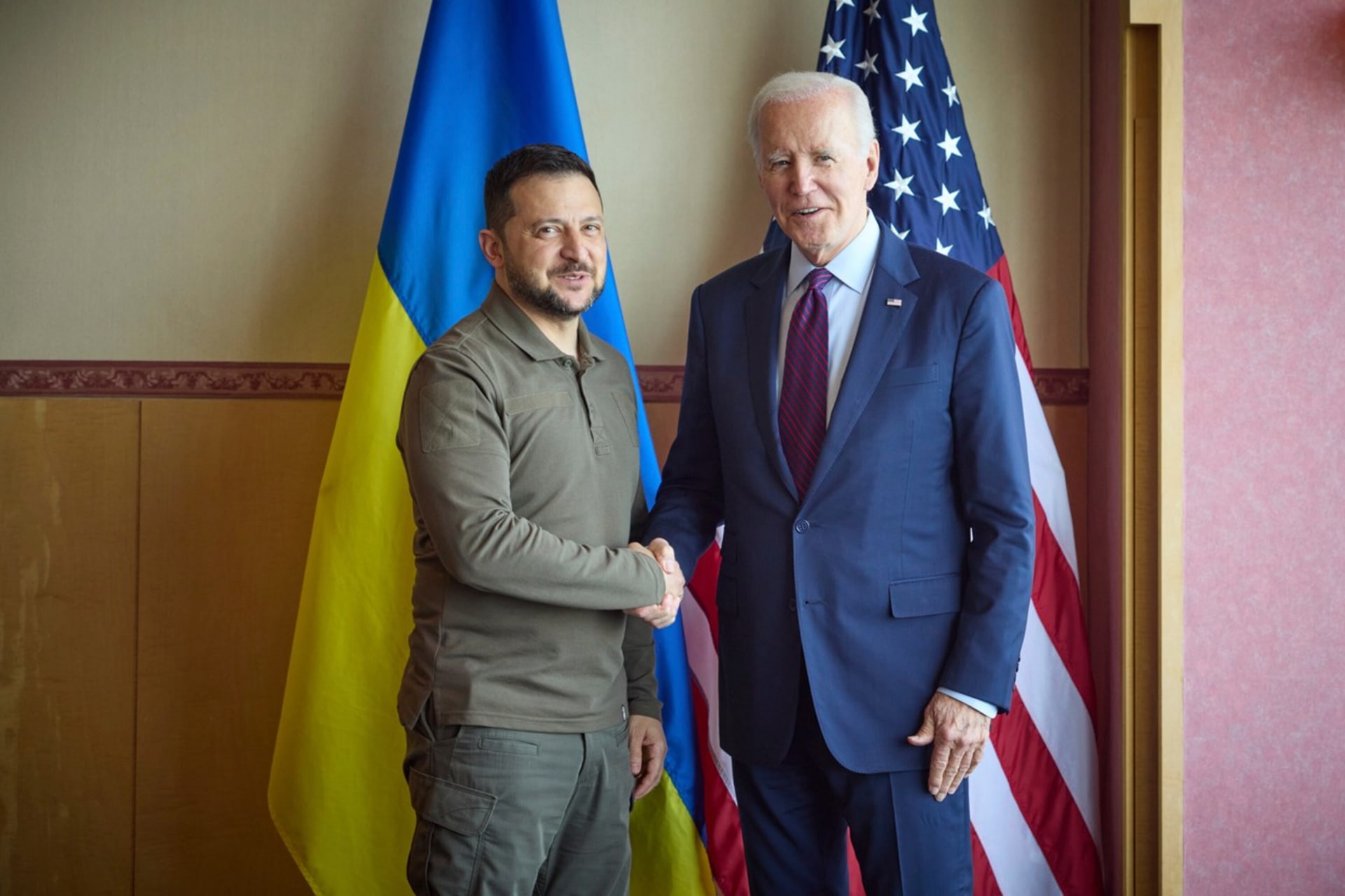 Americký prezident Joe Biden přislíbil svému ukrajinskému protějšku Volodymyru Zelenskému další balíček pomoci (21. 5. 2023).