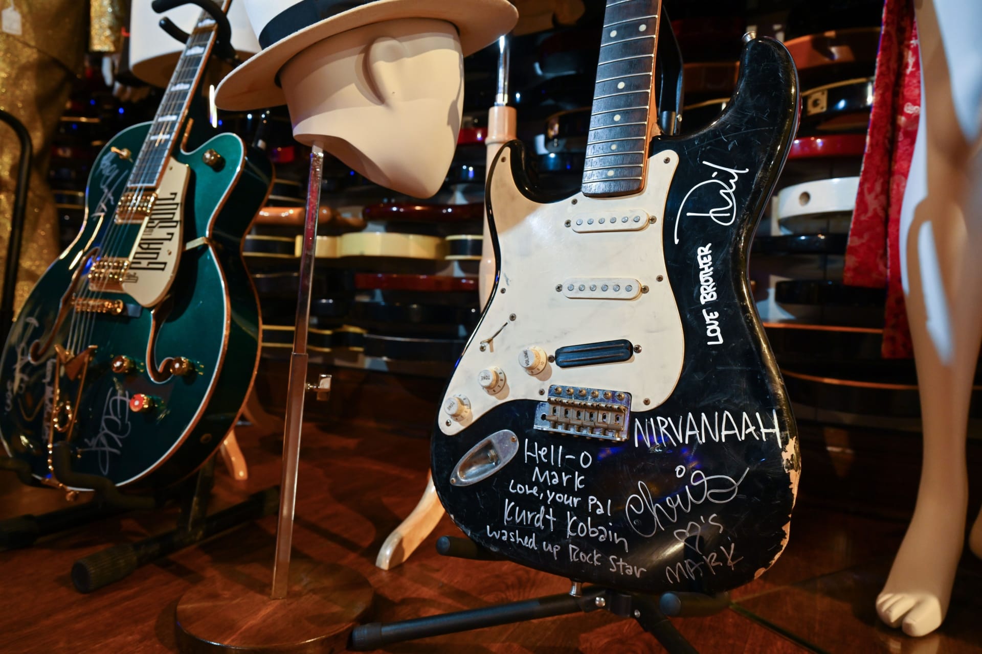 Fender Stratocaster šel do prodeje s odhadovanou cenou 60 000 až 80 000 dolarů. Závěrečnou nabídku ve výši 596 900 dolarů označila aukční síň za ohromující. Totožnost kupce není známa.