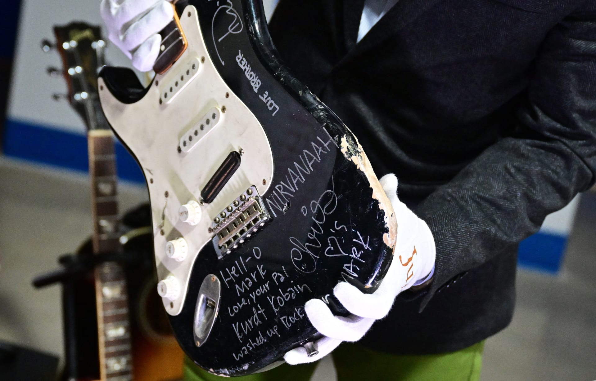 Na aukci v New Yorku se za téměř 600 000 dolarů (13,2 milionu Kč) prodala kytara Kurta Cobaina.