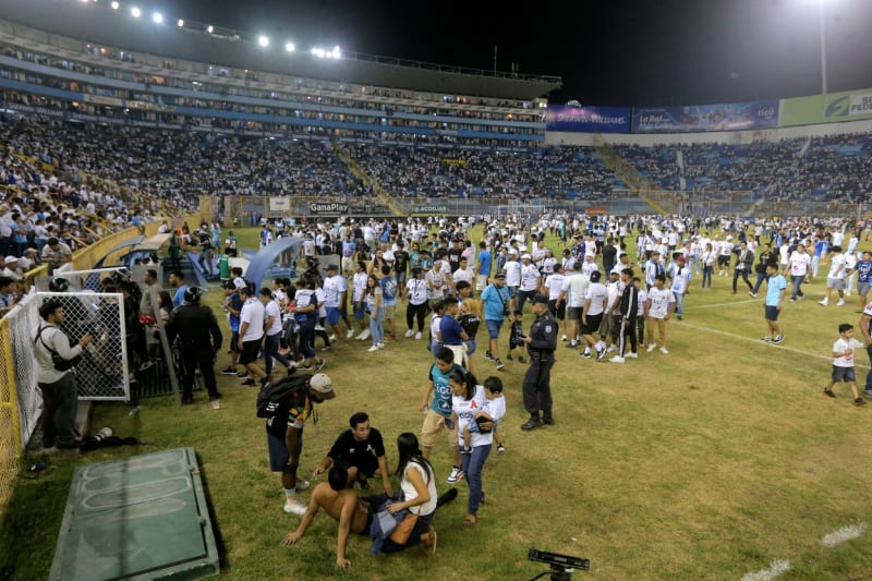 Při tlačenici na fotbalovém stadionu v Salvadoru přišlo o život 12 lidí.