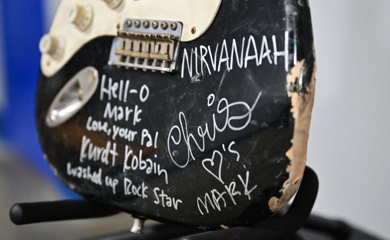 Nyní vydražená kytara byla zničena, když Nirvana pracovala na svém průlomovém albu Nevermore. Prošla opravou, ale hrát na ni již nelze.