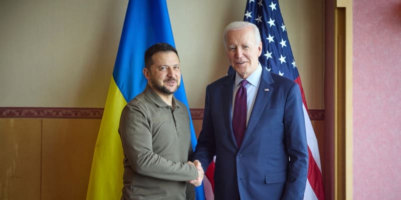 Americký prezident Joe Biden přislíbil svému ukrajinskému protějšku Volodymyru Zelenskému další balíček pomoci (21. 5. 2023).