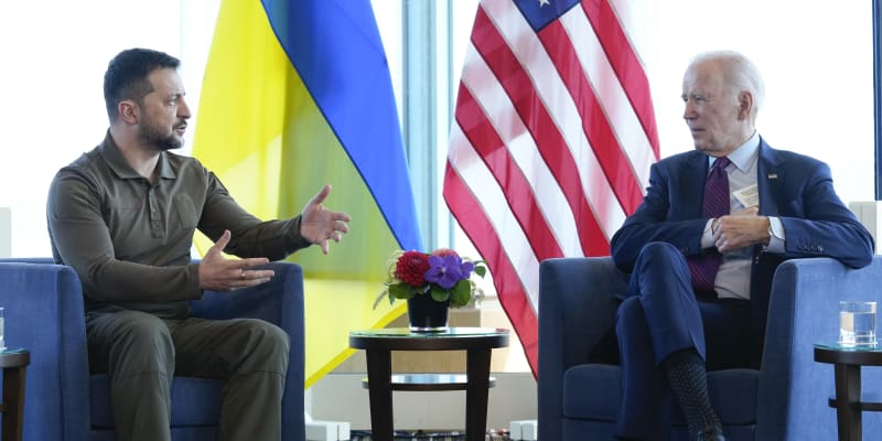 Ukrajinský prezident Volodymyr Zelenskyj se setkal s americkým protějškem Joe Bidenem na summitu G7.