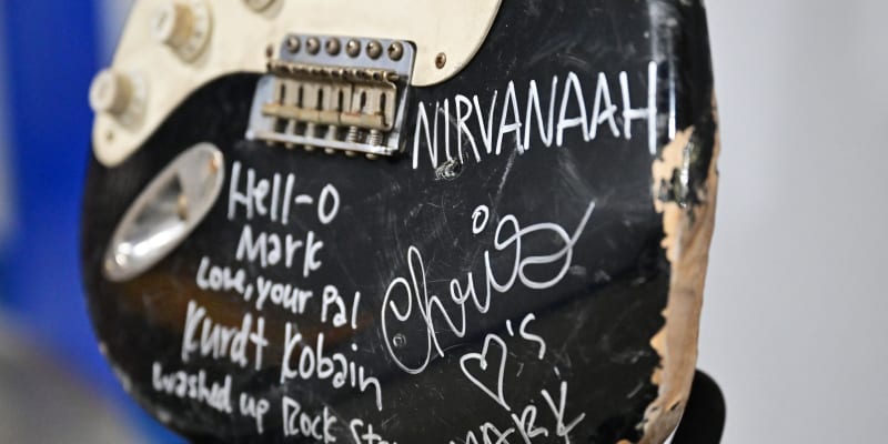 Nyní vydražená kytara byla zničena, když Nirvana pracovala na svém průlomovém albu Nevermore. Prošla opravou, ale hrát na ni již nelze.