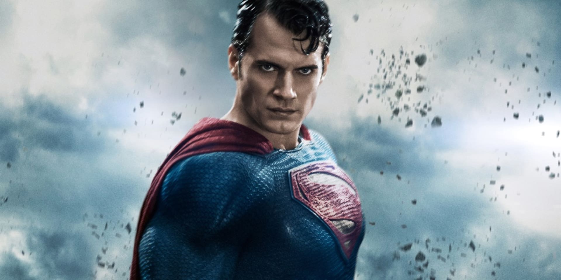 Henry Cavill potvrdil, že se Superman vrátí v ikonickém černém obleku