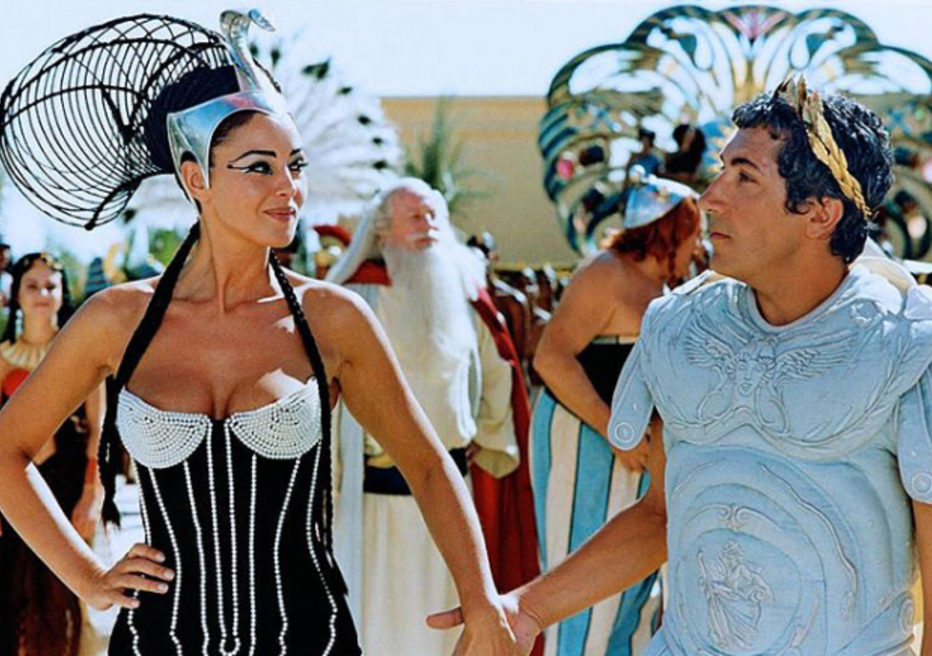 Monica Bellucci (Kleopatra) a režisér Alain Chabat jako Caesar