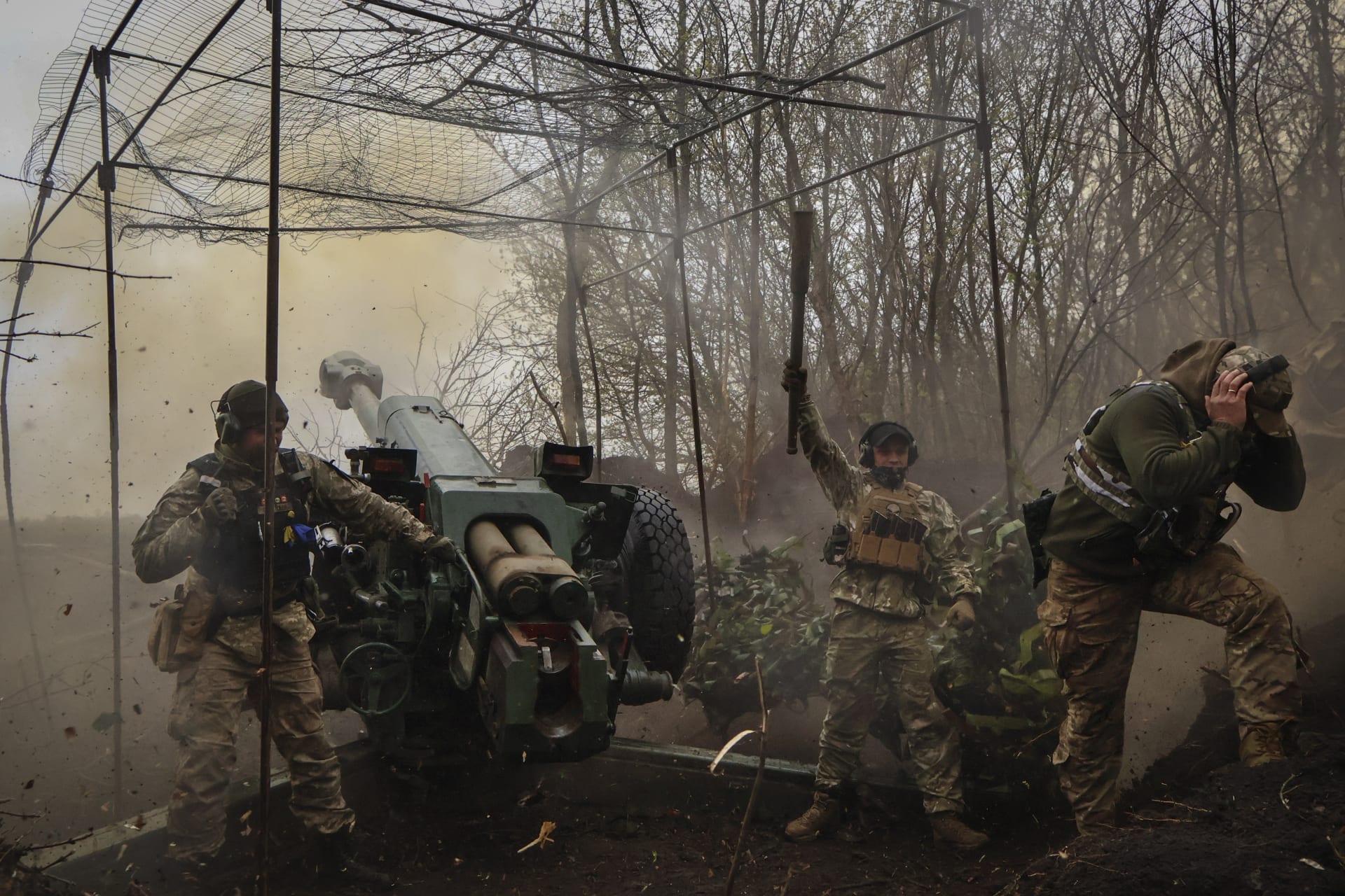 Ukrajinští vojáci pálí na ruské pozice z houfnice D-30 u Bachmutu.