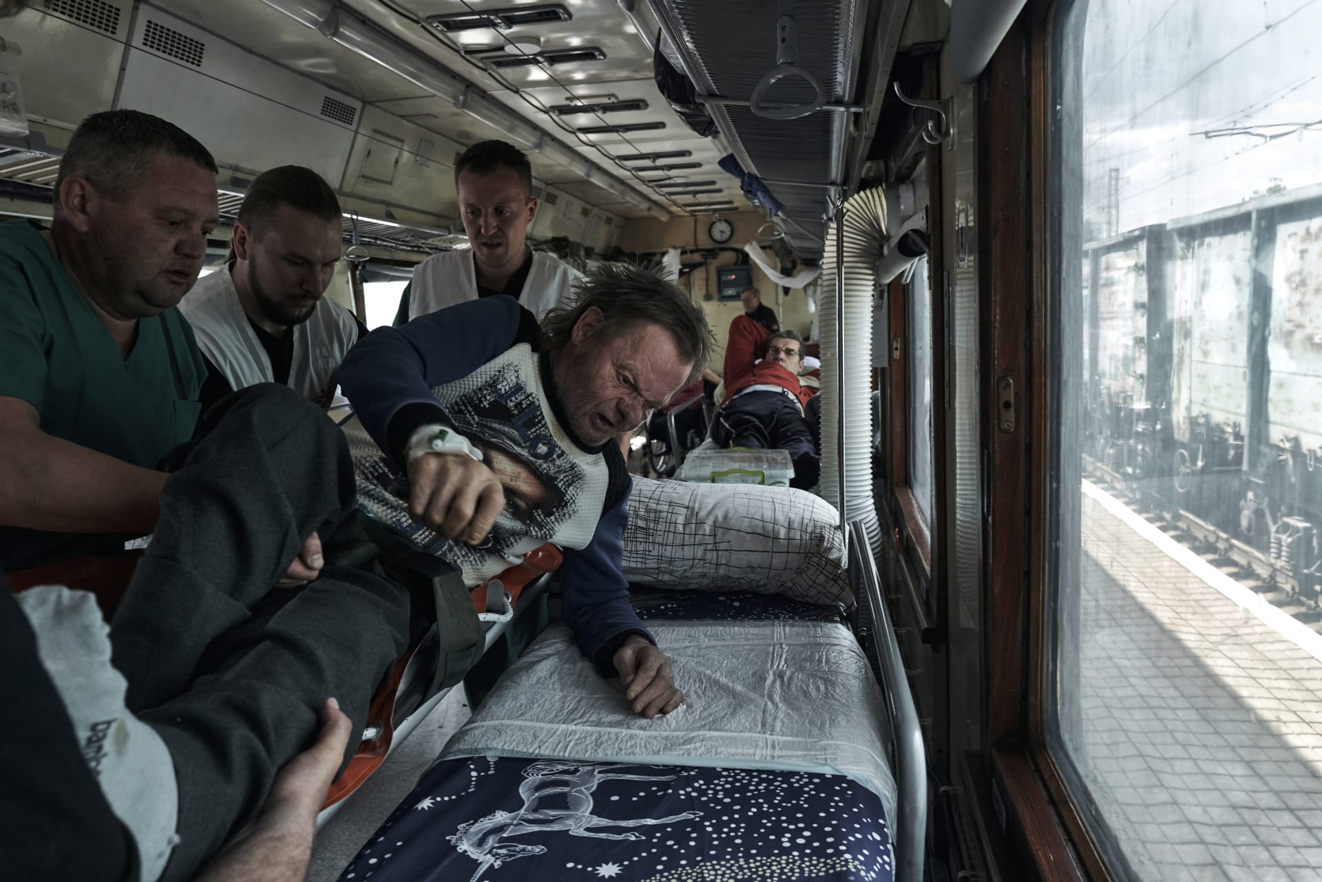 Zdravotníci manipulují s pacientem ve speciálně vybaveném vagónu pro raněné v Doněcké oblasti
